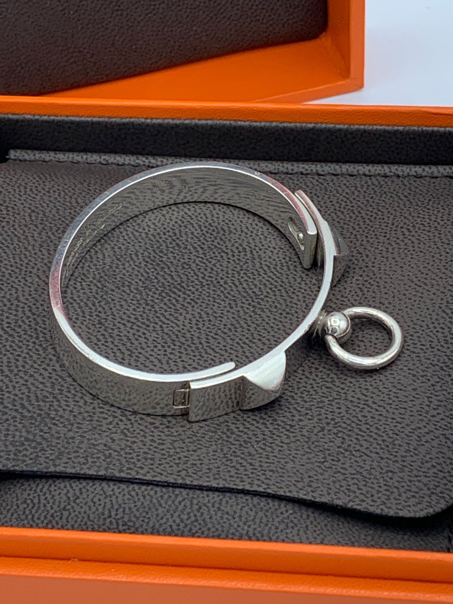 Collier de Chien Aluminium Sunset cuff bracelet | Hermès Finland